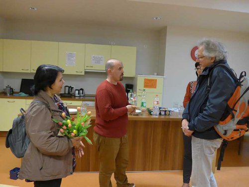 Hoshin Z. im Gespräch mit Gästen nach dem Erzählcafé