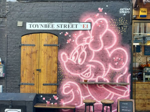 Street Art an einem Café in Spitalfields