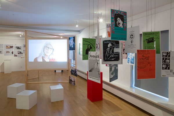 : Eine Installation auf der rechten Seite zeigt feministischen Veranstaltungsplakate aus dem Bremen der 1970er- und 80er-Jahre